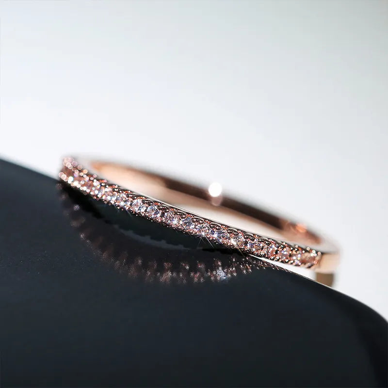 Roségoldener Diamantring, zierlich, funkelnd, elegantes Schmuckdesign, ideal als Verlobungsring.