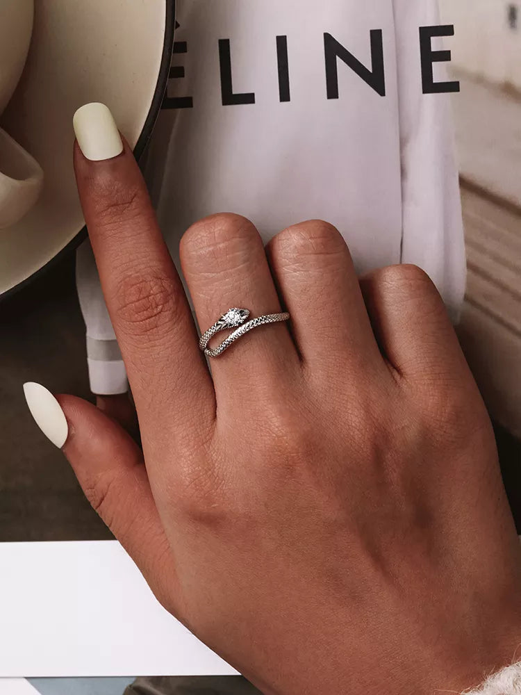 Hand mit silbernem Diamantring, elegantes Schmuckdesign, Nahaufnahme, stilvoller Look.