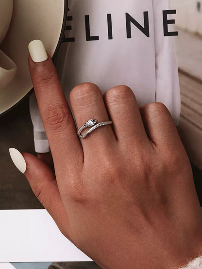 Hand mit silbernem Diamantring, elegantes Schmuckdesign, Nahaufnahme, stilvoller Look.