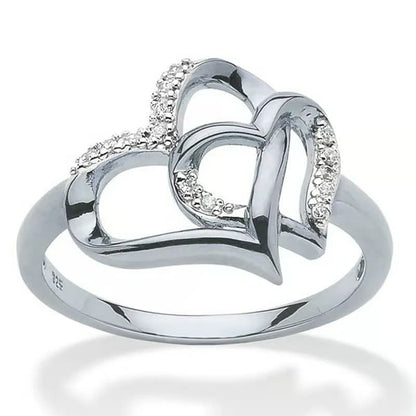Silberner Herzring mit Diamanten, elegantes Schmuckdesign, Verlobungsring, Damenmode.