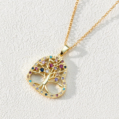 Goldene Halskette mit Lebensbaum-Anhänger, bunte Edelsteine, elegantes Schmuckdesign.