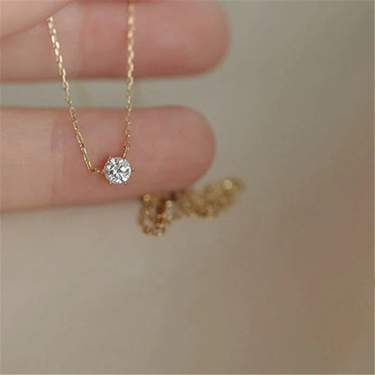 Goldene Halskette mit Diamantanhänger, eleganter Schmuck, feine Kette, luxuriöses Design.