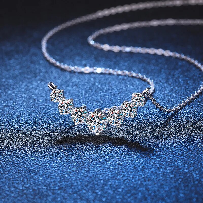 Silberne Halskette mit funkelnden Diamanten auf blauem Hintergrund, eleganter Schmuck.