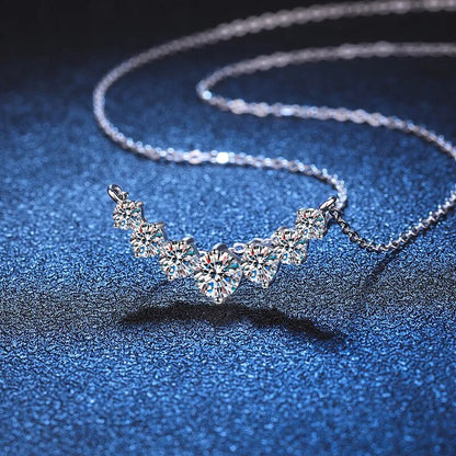 Silberne Halskette mit funkelnden Diamanten auf blauem Hintergrund, eleganter Schmuck.