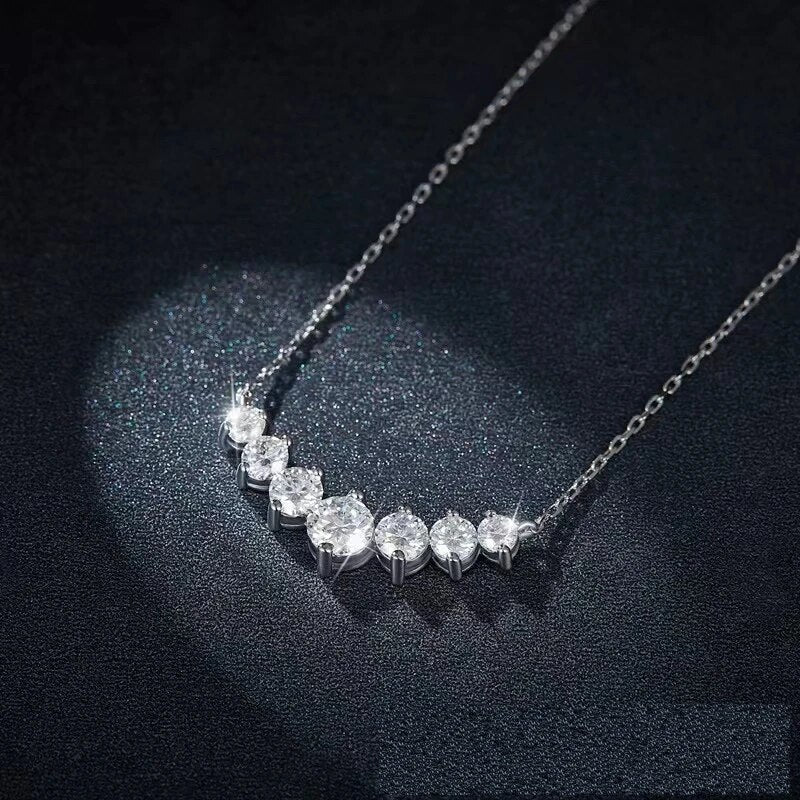 Silberne Halskette mit sieben Diamanten, elegantes Schmuckdesign, funkelndes Accessoire.