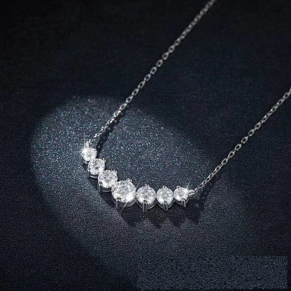 Silberne Halskette mit sieben Diamanten, elegantes Schmuckdesign, funkelndes Accessoire.