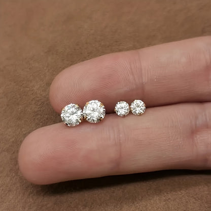 Vier runde Diamanten auf Finger, verschiedene Größen, funkelnd, Nahaufnahme, Schmucksteine.
