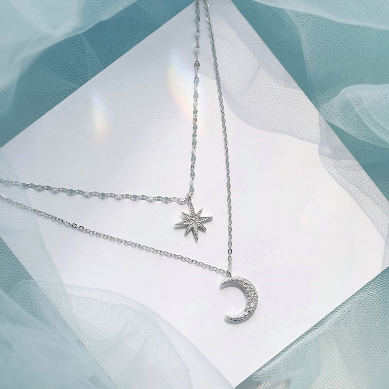 Silberne Halskette mit Mond- und Sternanhänger, Damen-Schmuck, elegantes Design.