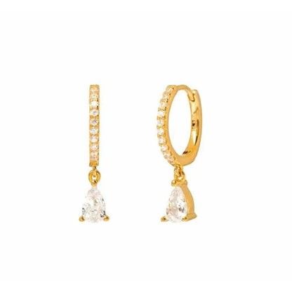 Goldene Creolen mit Zirkonia-Anhänger, eleganter Schmuck, Damen-Ohrringe, modisch, glänzend.