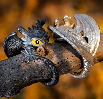 Schwarzer Drachenring mit gelben Augen, silbernen Flügeln, Fantasy-Schmuck, verstellbar.