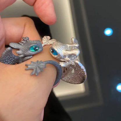 Silberner und grauer Drachenring, verstellbar, mit blauen Augen, modisches Accessoire.