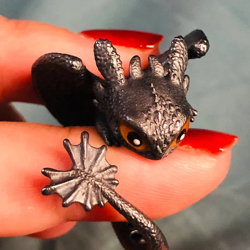 Schwarzer Drachenring, verstellbar, Fantasy-Schmuck, handgefertigt, detailreich, Geschenkidee.