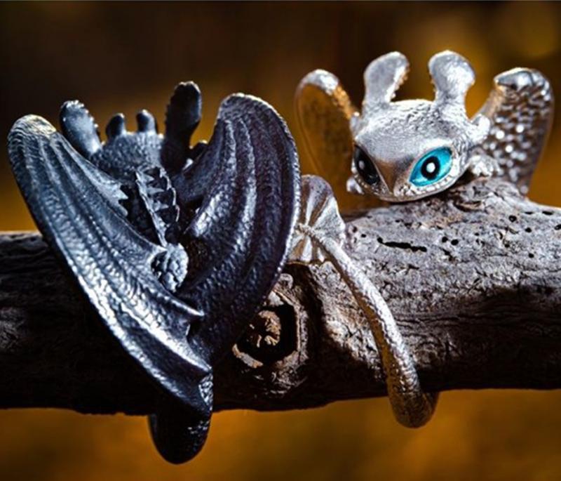 Drachenarmband aus Metall, schwarz und silber, mit blauen Augen, auf Ast, Fantasy-Schmuck.