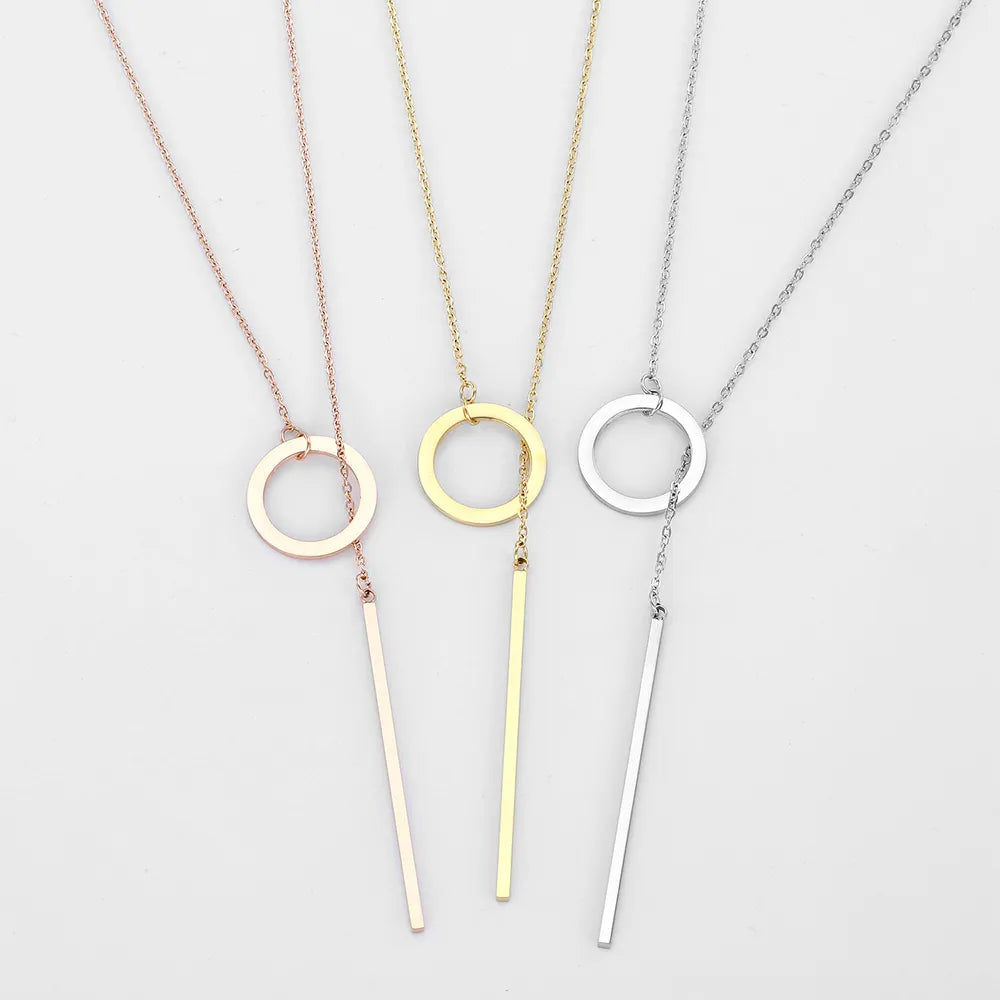 Drei Halsketten mit Kreis- und Stabanhänger in Gold, Silber und Roségold auf weißem Hintergrund.