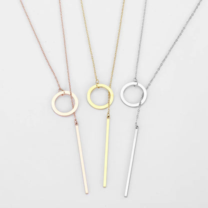 Drei Halsketten mit Kreis- und Stabanhänger in Gold, Silber und Roségold auf weißem Hintergrund.