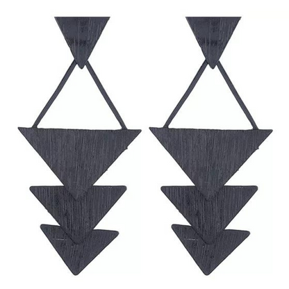Schwarze geometrische Ohrringe, dreieckig, modern, aus Holz, handgefertigt, modisches Accessoire.