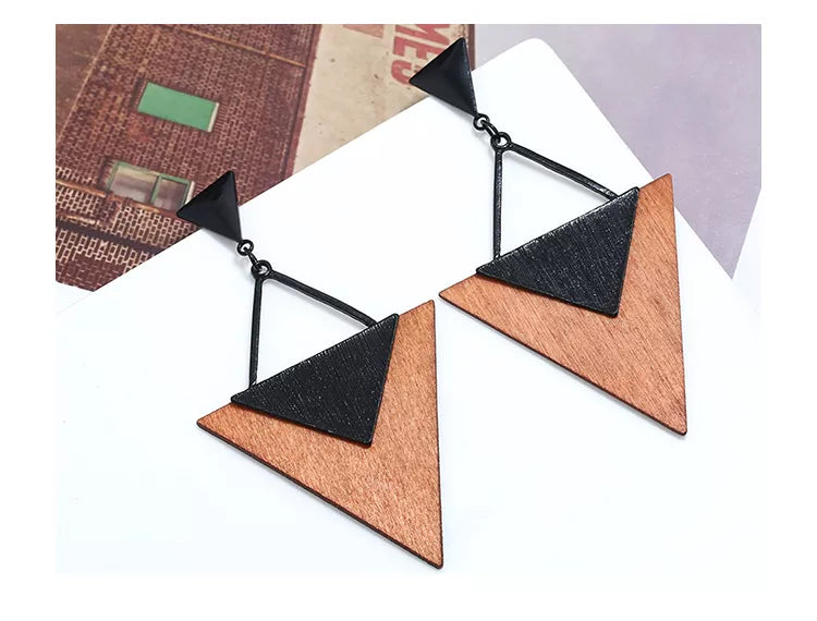 Dreieckige Ohrringe aus Holz und Metall in Schwarz und Braun, geometrisches Design.