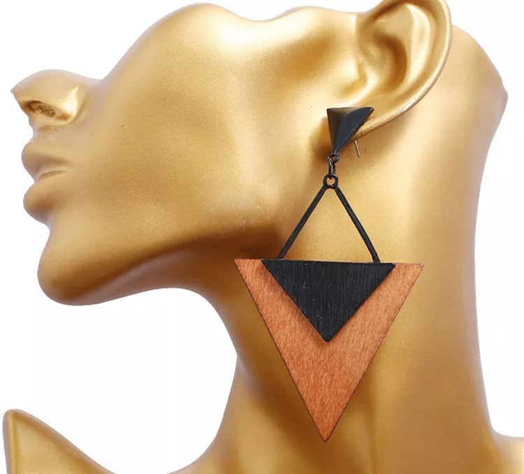 Goldene Büste mit geometrischem Ohrring, Holz und Metall, dreieckig, modern, stilvoll.