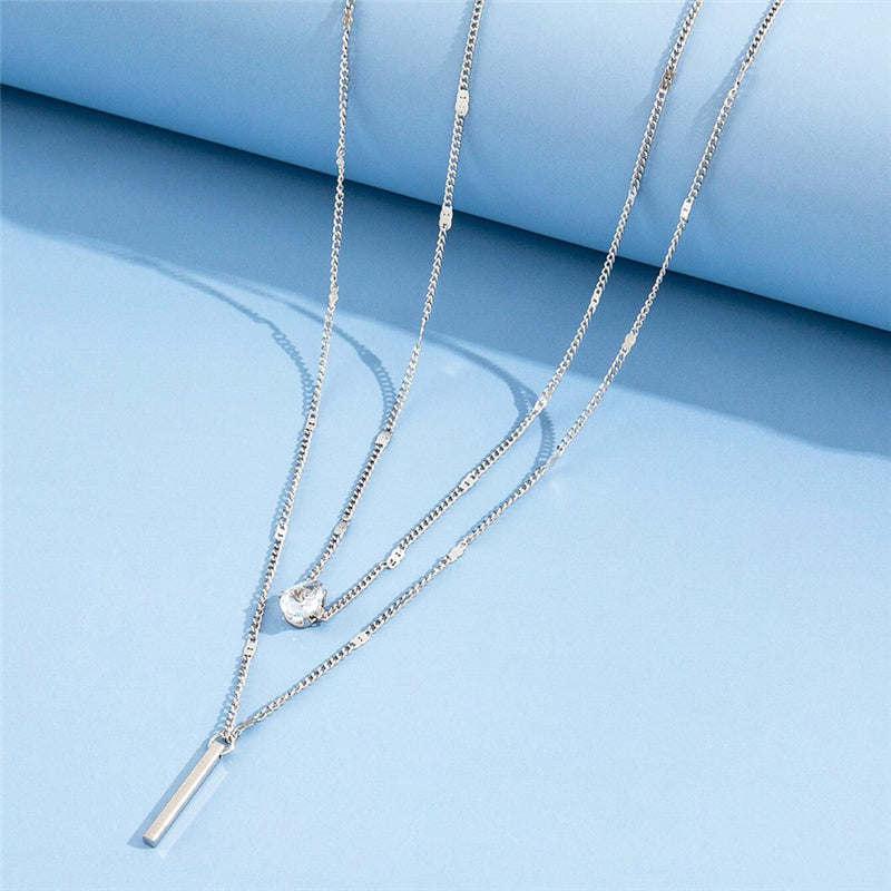 Silberne Halskette mit geometrischem Anhänger, Kristallakzente, modisch, Damen-Schmuck.