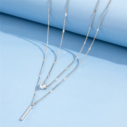 Silberne Halskette mit geometrischem Anhänger, Kristallakzente, modisch, Damen-Schmuck.