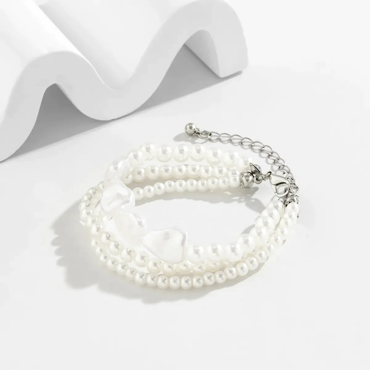 Weiße Perlenarmbänder mit Herzanhänger, dreireihig, verstellbar, Damen-Schmuck.