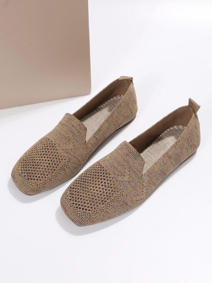 Brune mesh slip-on sko set oppefra på hvid baggrund, med åbent hulmønster og synlig stikket indersål. 8