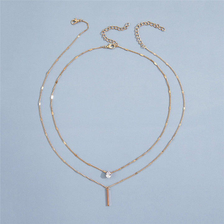 Goldene Halskette mit geometrischem Kristallanhänger, Damenmode, Vintage-Stil, Schmuck.