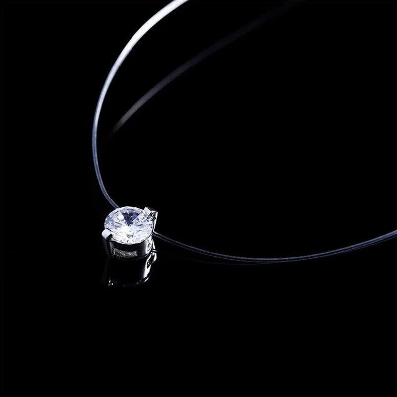 Transparente Halskette mit rundem Diamantanhänger, eleganter Schmuck, minimalistisches Design.