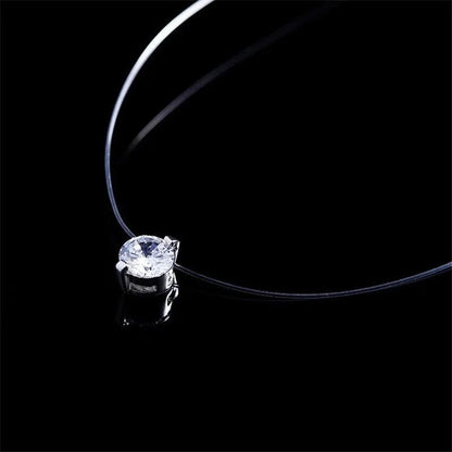Transparente Halskette mit rundem Diamantanhänger, eleganter Schmuck, minimalistisches Design.