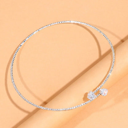 Silbernes Halskette mit Zirkonia, elegantes Design, Schmuck für Damen, funkelnd, modisch.