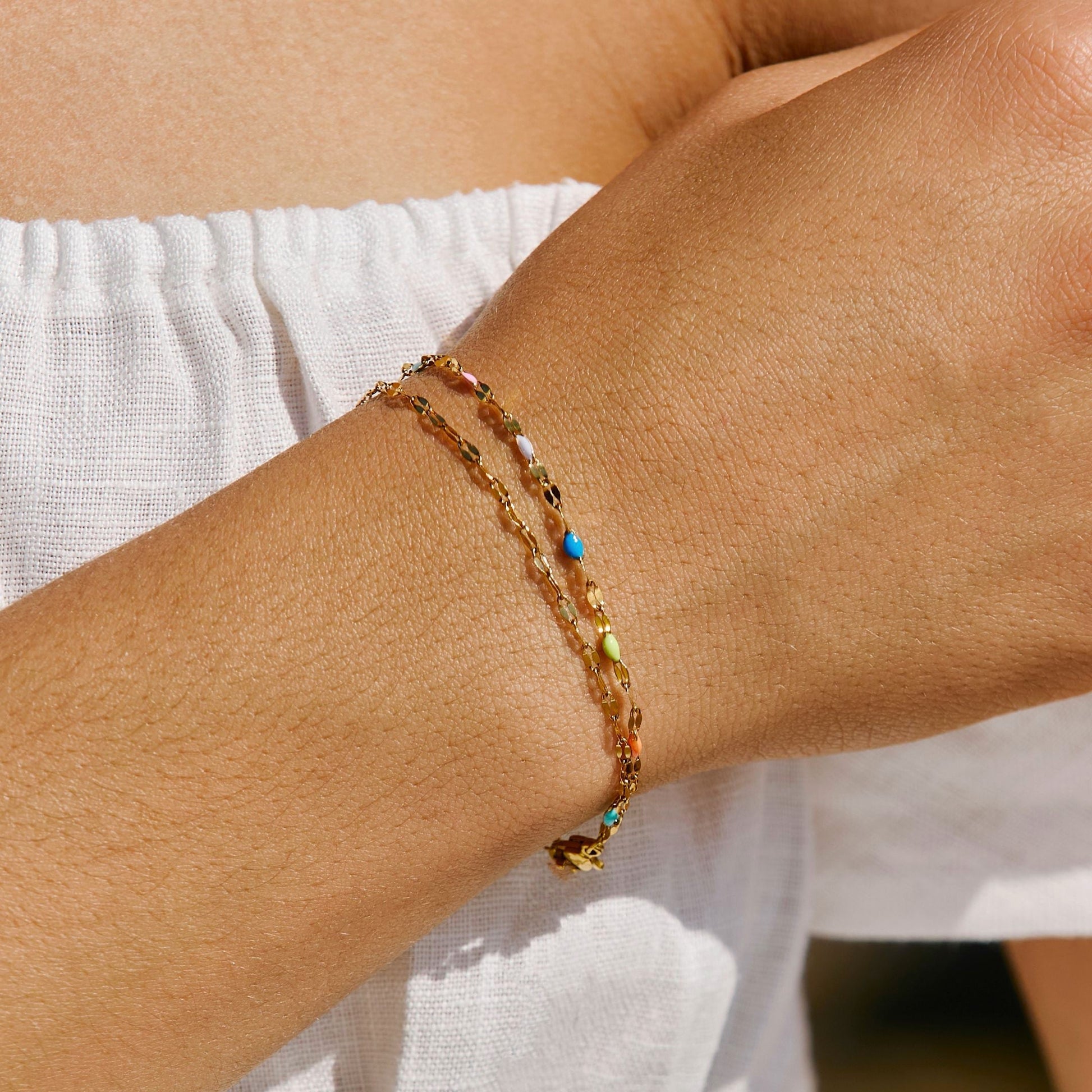 Farbige Emaille-Armbänder, gold, Damenmode, Schmuck, Sommeraccessoire, trendig, elegant
