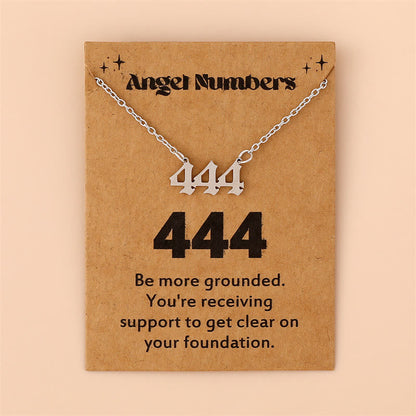 Silberne Halskette mit "444" Anhänger auf brauner Karte, Engelszahlen Schmuck, spirituell.