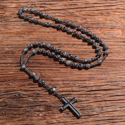 Schwarze Perlenkette mit Kreuzanhänger, Holzoptik, modisches Accessoire, Unisex-Schmuck.