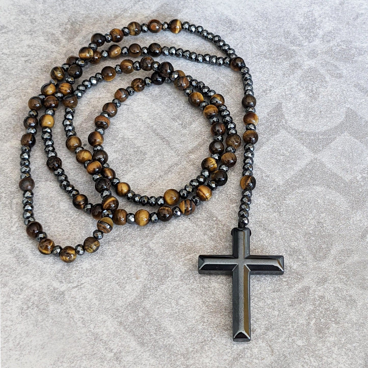 Tigerauge Rosenkranz mit schwarzem Kreuzanhänger, handgefertigt, spiritueller Schmuck.