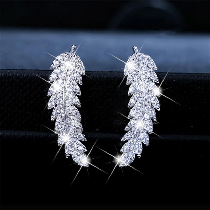 Silberne Feder-Ohrringe mit funkelnden Kristallen, eleganter Schmuck für Damen.