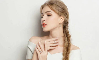 Frau mit geflochtenem Haar, weißem Kleid, Schmuck, elegantes Porträt, Modefotografie.