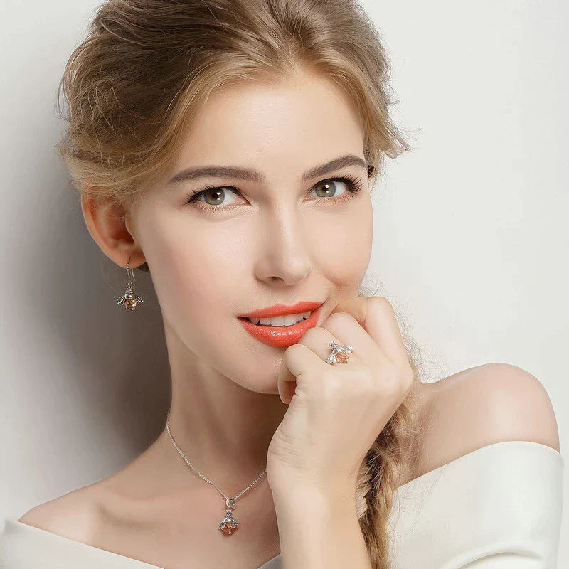 Frau trägt Bamoer 925 Sterling Silber Gelb Biene Tropfen Ohrringe, eleganter Schmuck.