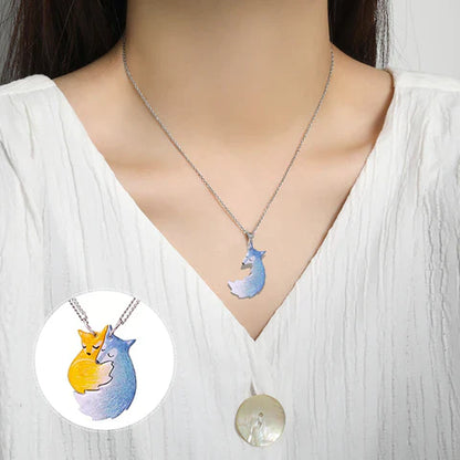 Fuchs-Halskette aus Edelstahl, blau und gelb, Damen-Schmuck, modisch, auf weißem Hintergrund.