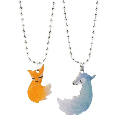 Zwei Halsketten mit Fuchs-Anhängern, orange und blau, auf silberner Kugelkette.