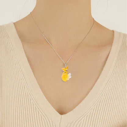 Damenkette mit gelbem Fuchsanhänger, Silberkette, modisches Accessoire, Geschenkidee.