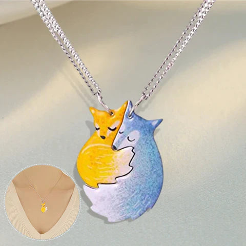 Zwei-farbiger Fuchs-Anhänger, gelb und blau, an silberner Halskette, Damen-Schmuck.