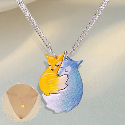 Zwei-farbiger Fuchs-Anhänger, gelb und blau, an silberner Halskette, Damen-Schmuck.