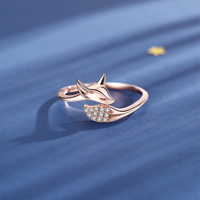 Roségoldener Fuchsring mit Diamantakzenten, elegantes Schmuckdesign, Damenmode-Accessoire.