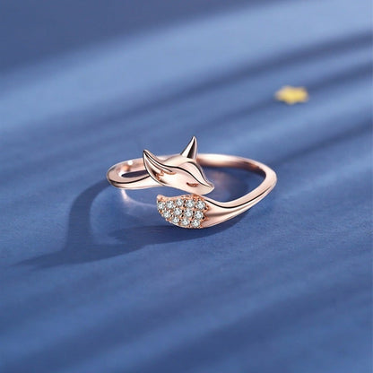 Roségoldener Fuchsring mit Diamantakzenten, elegantes Schmuckdesign, Damenmode-Accessoire.