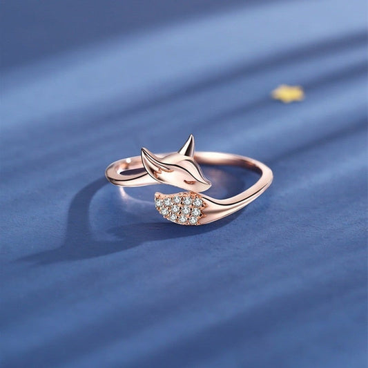 Roségoldener Fuchsring mit Diamantakzenten, elegantes Schmuckdesign, Damenmode-Accessoire.