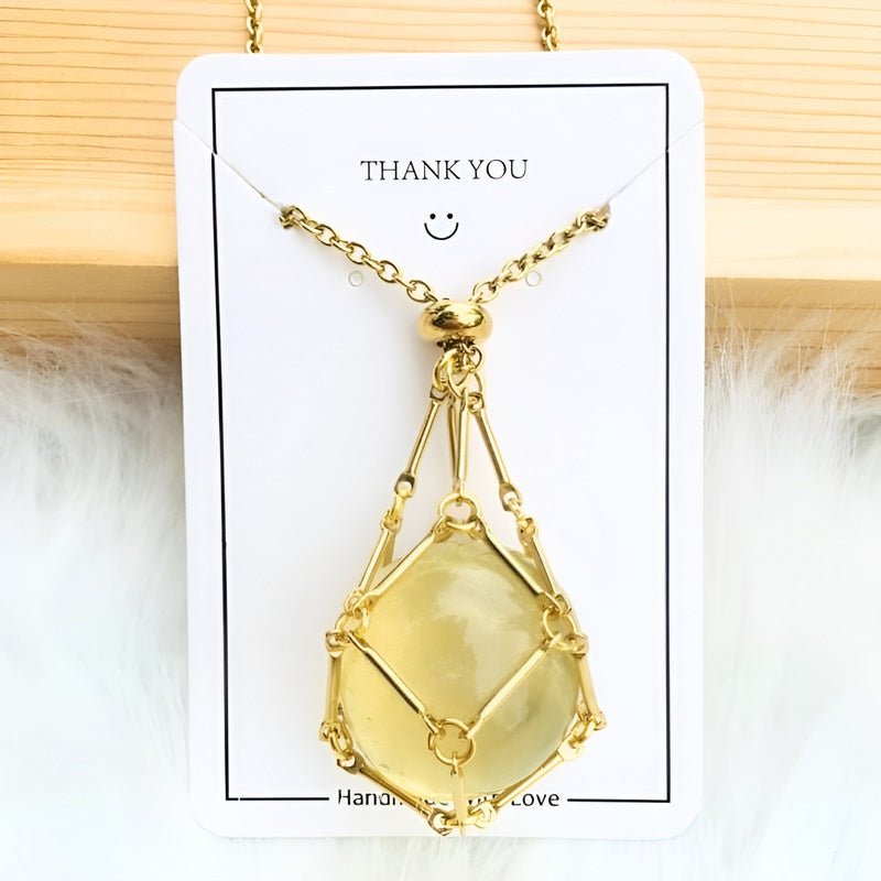 Goldene Halskette mit gelbem Edelsteinanhänger, handgefertigt, Schmuck, Geschenkidee.