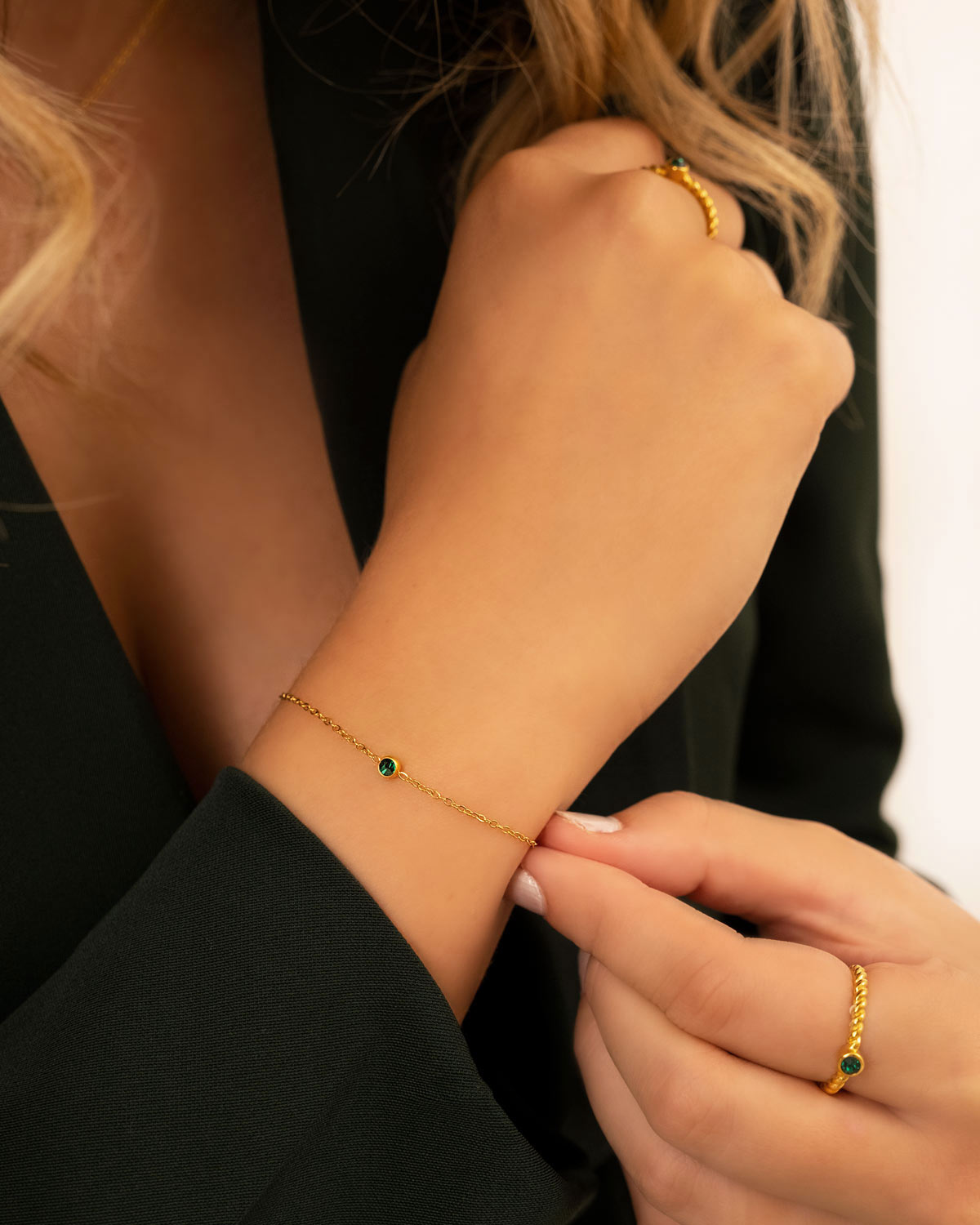 Goldenes Armband mit Geburtsstein, elegantes Design, Damen-Schmuck, modisches Accessoire.