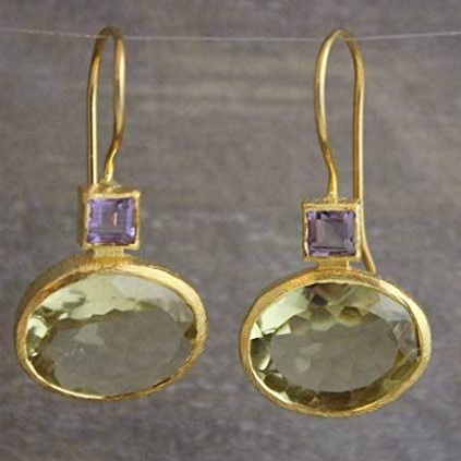 Goldene Ohrringe mit ovalem Citrin und quadratischem Amethyst, eleganter Schmuck.