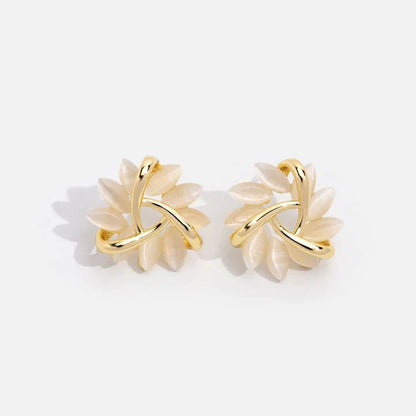 Goldene Ohrringe mit Perlenblüten-Design, eleganter Schmuck, modische Accessoires für Damen.