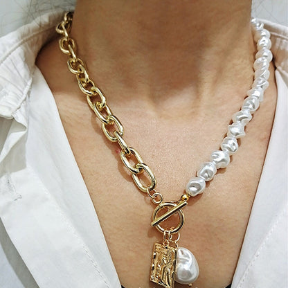 Goldene und perlenbesetzte Halskette, asymmetrisches Design, modisches Schmuckstück für Damen.